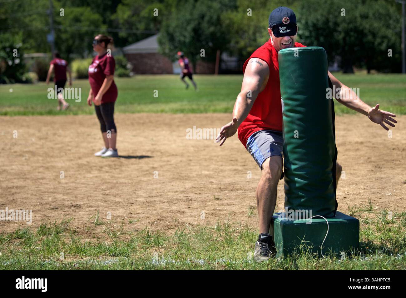 15 juillet 2017 - membre de l'équipe Hannigan Team Realty Chris Mabie, de la firme Louis, se sent pour le premier mannequin de base alors que les yeux bandés samedi 15 juillet 2017, lors du 11e tournoi annuel Ultimate Beepball à Assumption Parish dans le sud du comté de Louis. (Crédit image : © Morgan Timms/TNS via ZUMA Wire) Banque D'Images