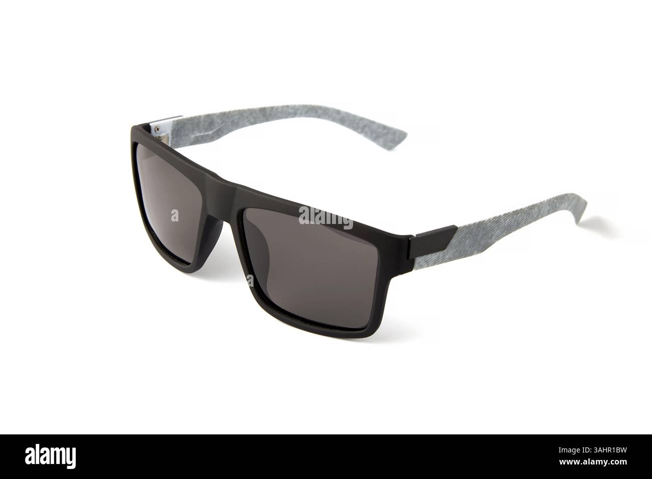 lunettes de soleil sombres rétro avec branches de couleur claire isolées sur fond blanc. Banque D'Images