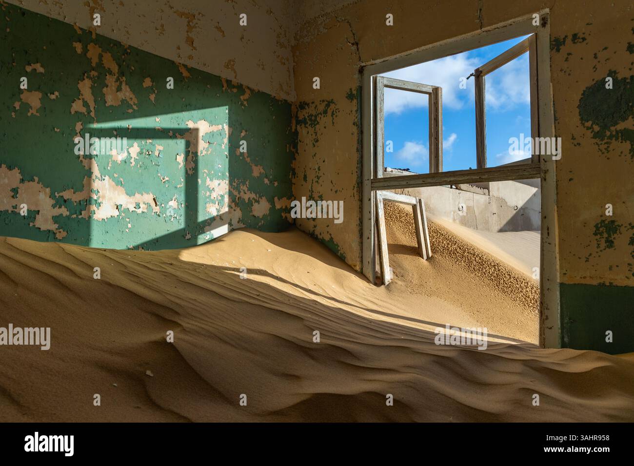 Une salle abandonnée et désolée enterrée dans le sable dans la serviette fantôme Komanskoppe - autrefois une mine de diamants, près de Luderitz, Namibie. Banque D'Images