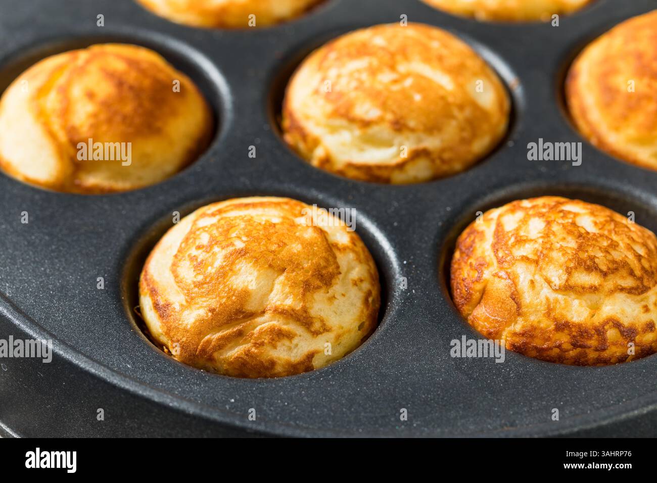 Boules de crêpes danoises Aebleskiver sucrées maison avec fruits et sucre en poudre Banque D'Images