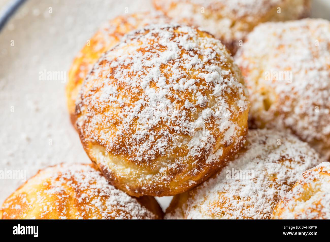 Boules de crêpes danoises Aebleskiver sucrées maison avec fruits et sucre en poudre Banque D'Images