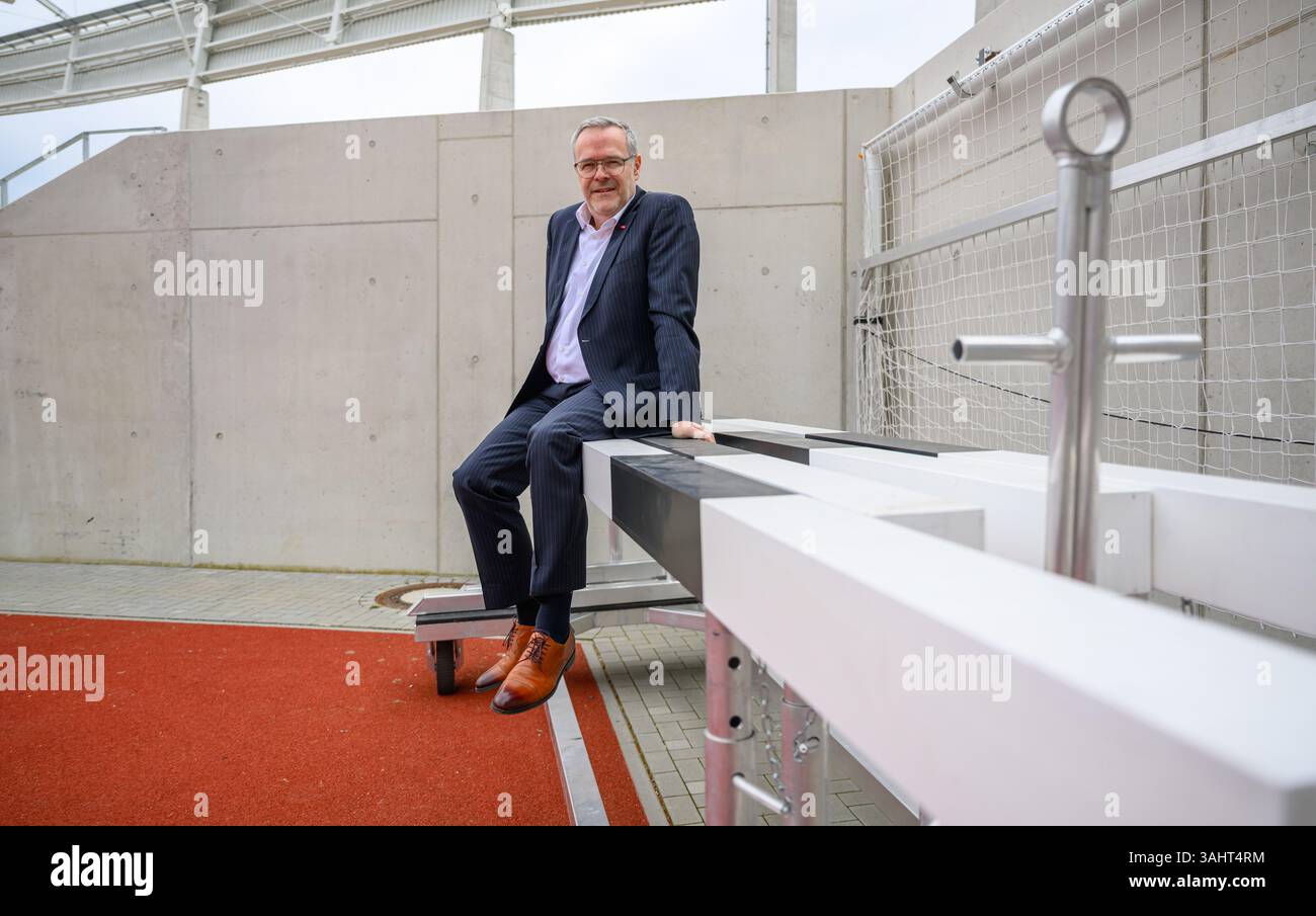 Dresde, Allemagne. 10 avril 2025. Jörg Dittrich, président de la Confédération allemande des métiers spécialisés (ZDH), est assis sur un obstacle lors d'un événement de presse à l'occasion de la Journée du commerce extérieur de Saxe 2025 au stade Heinz Steyer. Les chiffres du commerce extérieur pour l'année 2024 seront notamment présentés. Crédit : Robert Michael/dpa/Alamy Live News Banque D'Images