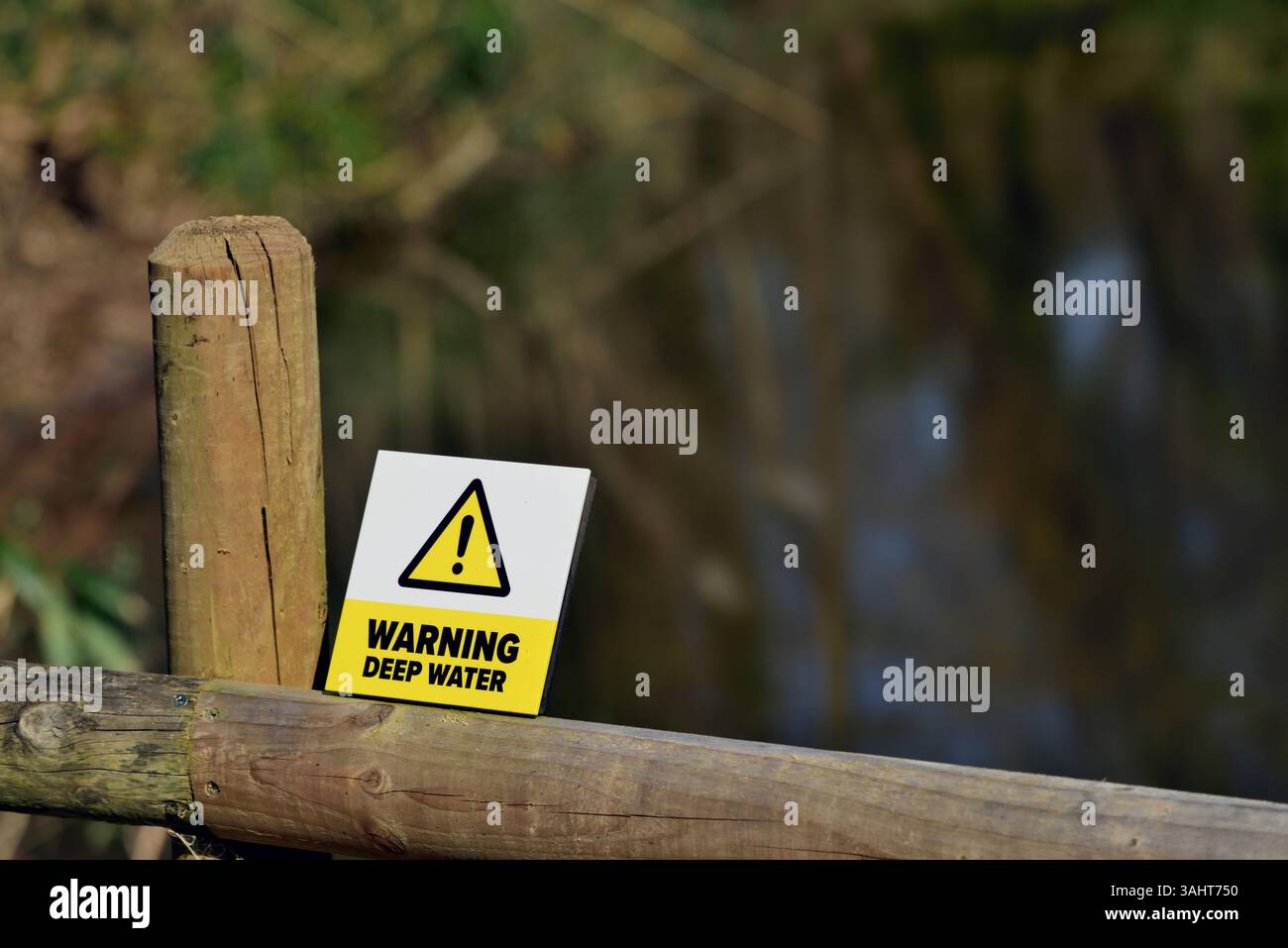 Un panneau d'avertissement près d'un étang au zoo de Paignton. Banque D'Images
