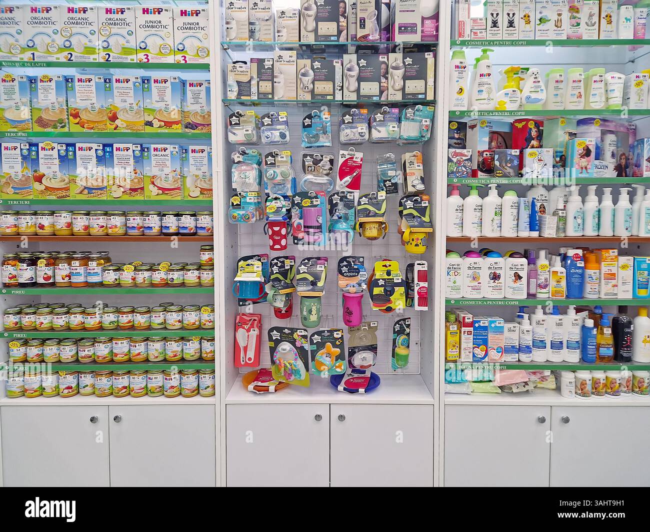 UNGHENI, MOLDAVIE - 17 DÉCEMBRE 2023 vue des étagères approvisionnées en pharmacie avec des aliments pour bébés et des accessoires d'alimentation, des produits de santé, des cosmétiques et des médicaments - Image de stock capturée avec un smartphone