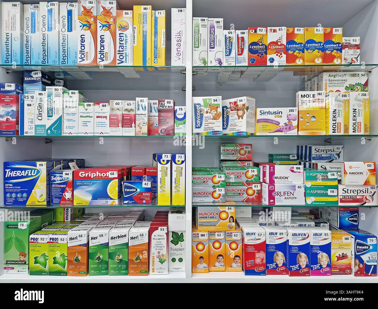 UNGHENI, MOLDAVIE - 20 DÉCEMBRE 2023 vue des étagères approvisionnées en pharmacie avec des médicaments contre la grippe. Produits de soins de santé et médicaments de la saison froide - Image de stock capturée avec un smartphone