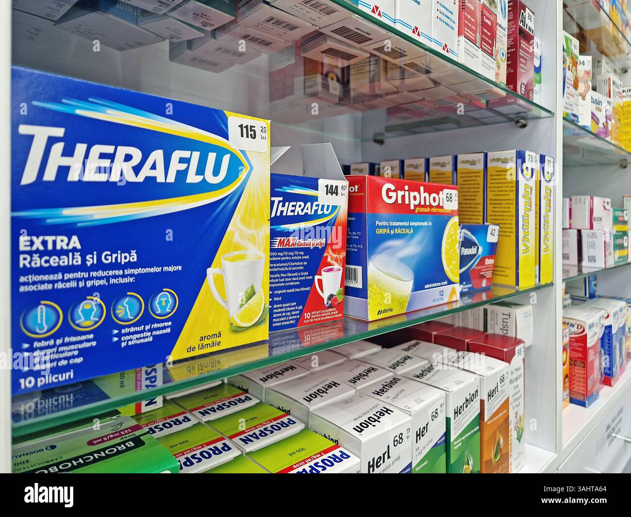 UNGHENI, MOLDAVIE - 20 DÉCEMBRE 2023 vue des étagères approvisionnées en pharmacie avec des médicaments contre la grippe. Produits de soins de santé et médicaments de la saison froide - Image de stock capturée avec un smartphone