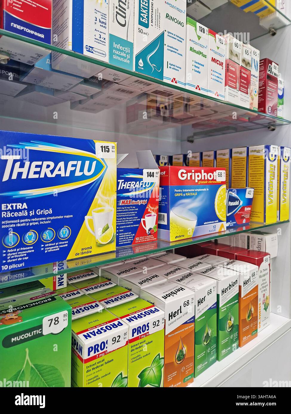 UNGHENI, MOLDAVIE - 20 DÉCEMBRE 2023 vue des étagères approvisionnées en pharmacie avec des médicaments contre la grippe. Produits de soins de santé et médicaments de la saison froide - Image de stock capturée avec un smartphone