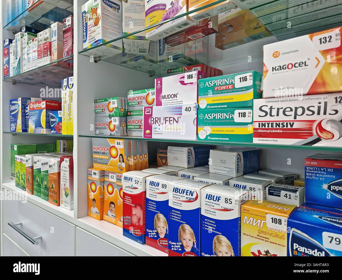 UNGHENI, MOLDAVIE - 20 DÉCEMBRE 2023 vue des étagères approvisionnées en pharmacie avec des médicaments contre la grippe. Produits de soins de santé et médicaments de la saison froide - Image de stock capturée avec un smartphone