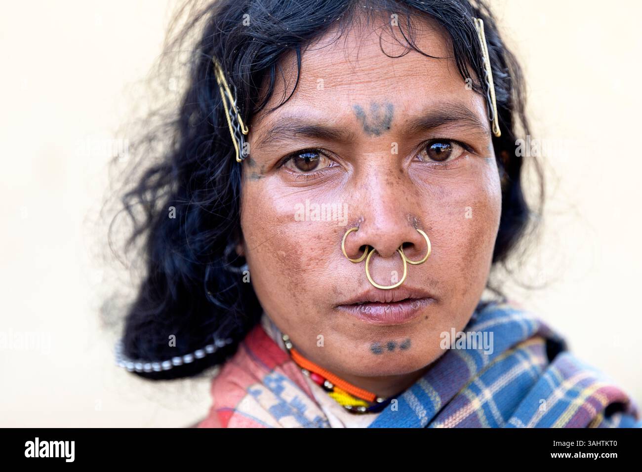Belle femme en vêtements traditionnels d'une tribu Dongria Kondh en Orissa en Inde, coiffure spéciale, anneaux de nez et tatouages intéressants sur le visage Banque D'Images