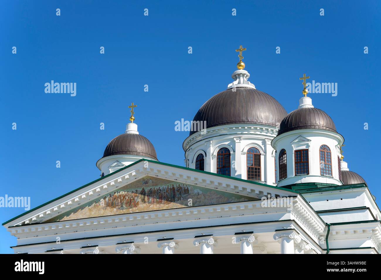 ARZAMAS, RUSSIE - 05 SEPTEMBRE 2024 : fronton avec fresques sur des sujets bibliques et des dômes de la cathédrale de la Résurrection du Christ. Arzamas, N. Banque D'Images