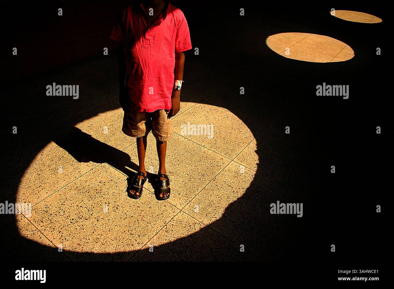 5 avril 2008 - Dhaka, Bangladesh - IMON, âgé de 14 ans, affecté par la e-bêta thalassémie est venu de Bikrampur au centre de thalassémie de l'hôpital pour enfants de Dhaka pour son traitement. Il a un ventre gonflé avec une douleur aiguë. Le médecin a dit que s'il avait subi l'opération de la rate, il pourrait se rétablir. L'opération prendra 20 000 taka. (Crédit image : © Noor Alam via ZUMA Wire) Banque D'Images
