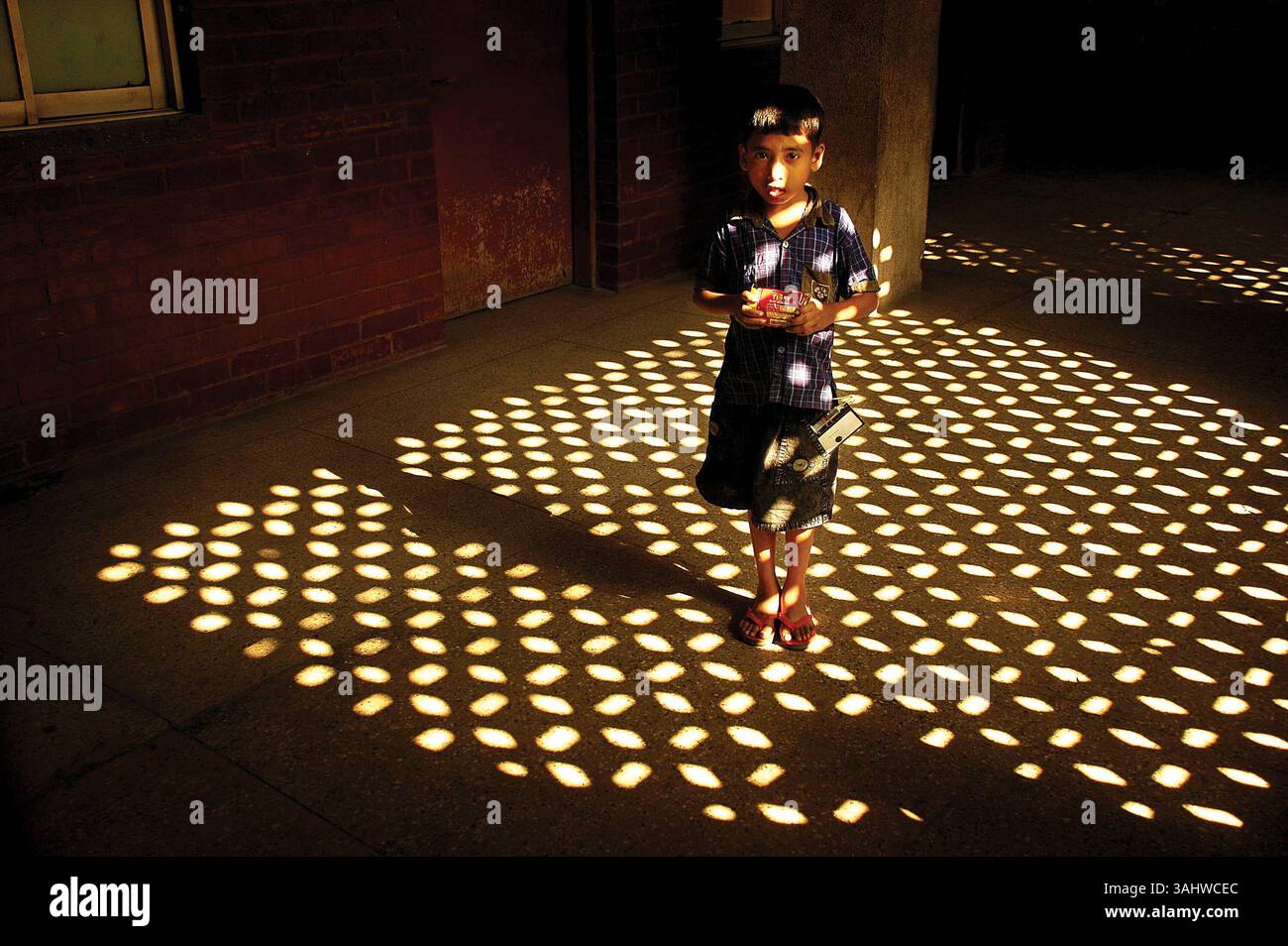 30 mars 2008 - Dhaka, Bangladesh - SANTO, âgé de 10 ans, atteint de thalassémie bêta majeure, est venu au centre de thalassémie de l'hôpital pour enfants de Dhaka pour son traitement hebdomadaire pour transfusion sanguine et desfarel. Dans la thalassémie, il y a un défaut dans la production d'hémoglobine conduisant à l'anémie. Afin de corriger l'anémie, une transfusion sanguine régulière est nécessaire. (Crédit image : © Noor Alam via ZUMA Wire) Banque D'Images