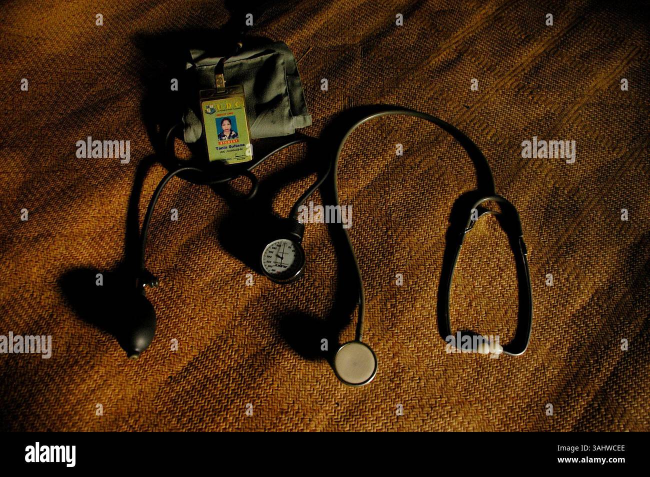 12 avril 2008 - Dhaka, Bangladesh - utilisation du stéthoscope et de la carte d'identité de TANIA SULTANA RONNIE, décédée de thalassémie le 29 juillet 2006 à l'âge de 21 ans. RONNIE était très méritoire et soutenait MBBS quand elle est morte. (Crédit image : © Noor Alam via ZUMA Wire) Banque D'Images