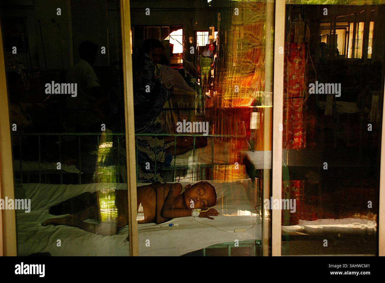 21 avril 2008 - Dhaka, Bangladesh - SAJEEBA, âgé de 8 ans, atteint de bêta-thalassémie intermedia est venu de Rajbari au centre de thalassémie de l'hôpital pour enfants de Dhaka pour son traitement. Il souffre de fièvre avec dysenterie depuis de nombreux jours. Au début, il a eu recours à un traitement homéopathique, mais son état se détériorait. Donc un membre de sa famille l'emmène à Dhaka. Le médecin lui diagnostique une thalassémie et suggère une opération immédiatement. Vingt poches de sang sont nécessaires. (Crédit image : © Noor Alam via ZUMA Wire) Banque D'Images