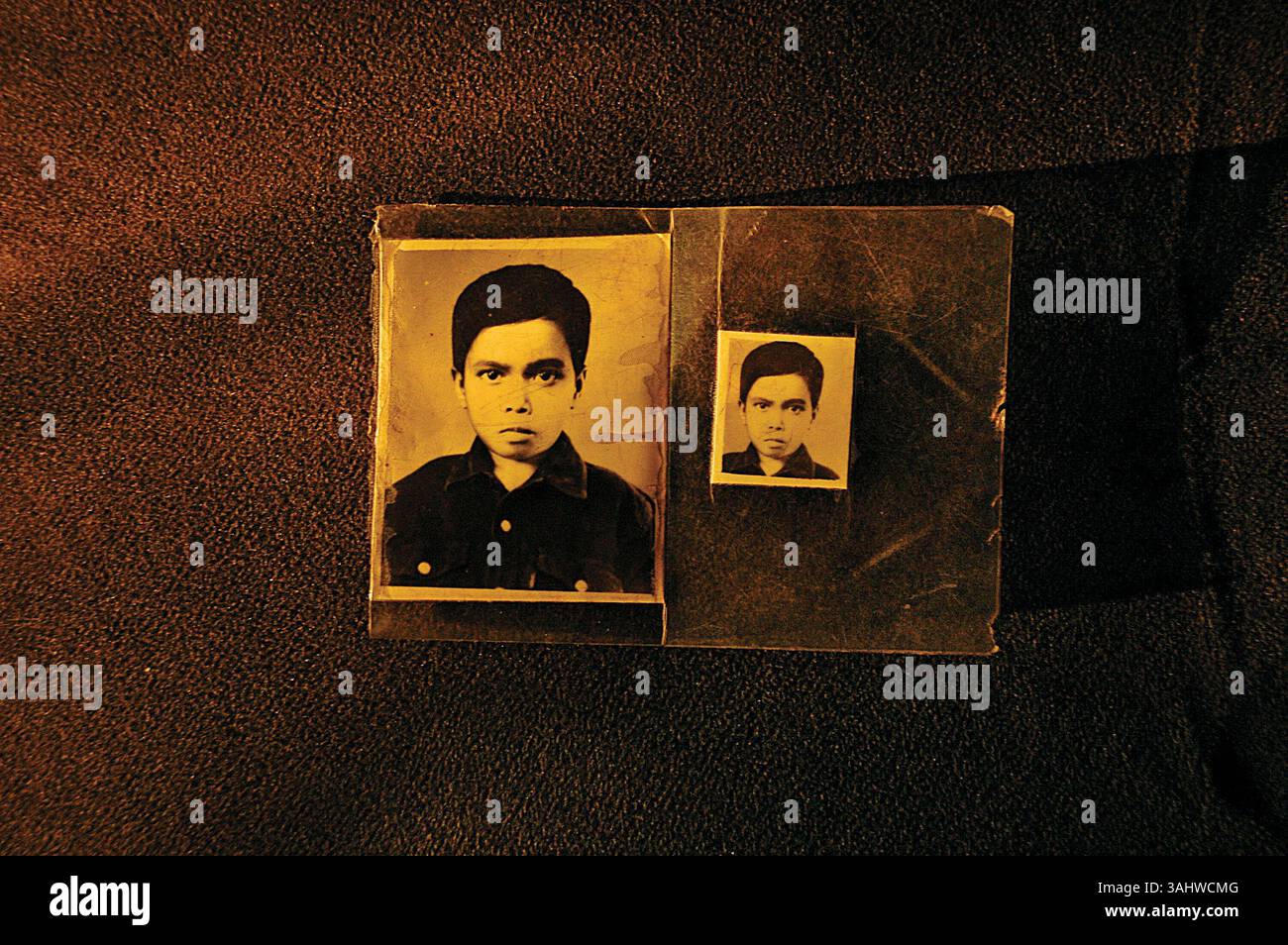 3 mai 2008 - Dhaka, Bangladesh - photo de SHABJAL, décédé de thalassémie à l'âge de 14 ans. La mère de SHABJAL, SHAHIDA BEGUM, a déclaré avec des larmes : « quand j'ai amené Shabjal de Manikganj à Dhaka pour son traitement, il ne voulait pas lâcher mes mains parce qu'il avait peur de se perdre. Ma chérie est perdue pour toujours… Maintenant, partout où je vais, je porte cette photo. Je sens qu'il est avec moi." (Crédit image : © Noor Alam via ZUMA Wire) Banque D'Images