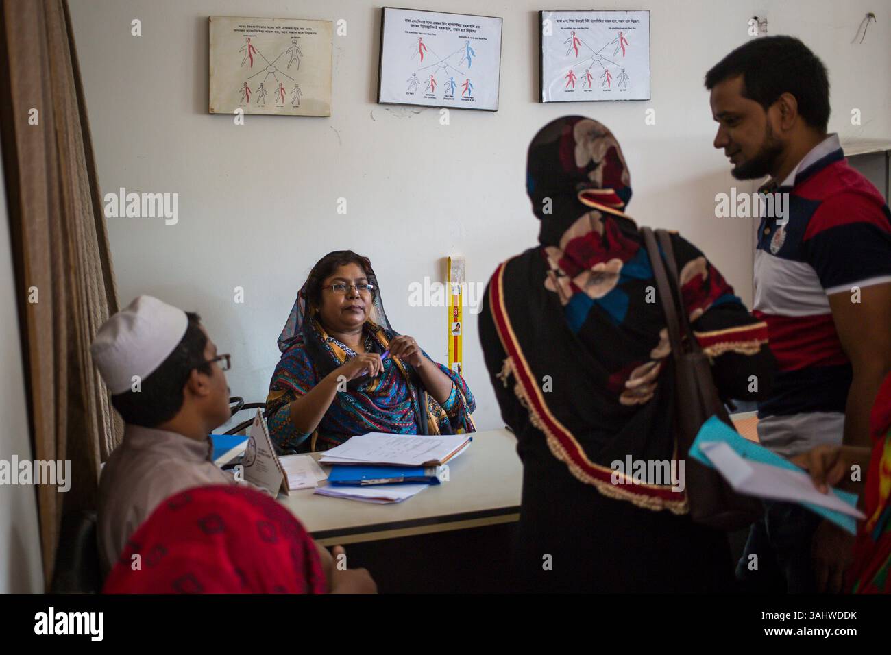 Oct 10, 2016 - Dhaka, Bangladesh - le conseiller kAMRUN NAHAR MUKUL conseille les parents sur la thalassémie au centre de thalassémie de l'hôpital pour enfants de Dhaka. La thalassémie peut être prévenue plus tôt en effectuant un examen d'électrophorèse sanguine/de détection des porteurs hb. Si quelqu'un est porteur de thalassémie, il ou elle devrait faire attention au mariage et à la prise des enfants. Ainsi, le futur enfant ne sera pas affecté par la maladie mortelle par leurs parents. (Crédit image : © Noor Alam via ZUMA Wire) Banque D'Images