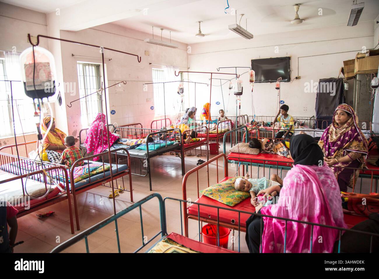 9 oct. 2016 - Dhaka, Bangladesh - des patients atteints de thalassémie prenant une transfusion sanguine régulière au Centre de thalassémie de l'hôpital pour enfants de Dhaka. Des patients de tout le Bangladesh sont venus à Dhaka pour le traitement de la thalassémie, un trouble génétique du sang. Le statut de porteur du trait thalassémique est d'environ 10% au Bangladesh, ce qui signifie qu'il y a environ 16 millions de porteurs et plus de 7 000 enfants thalassémiques naissent chaque année. (Crédit image : © Noor Alam via ZUMA Wire) Banque D'Images