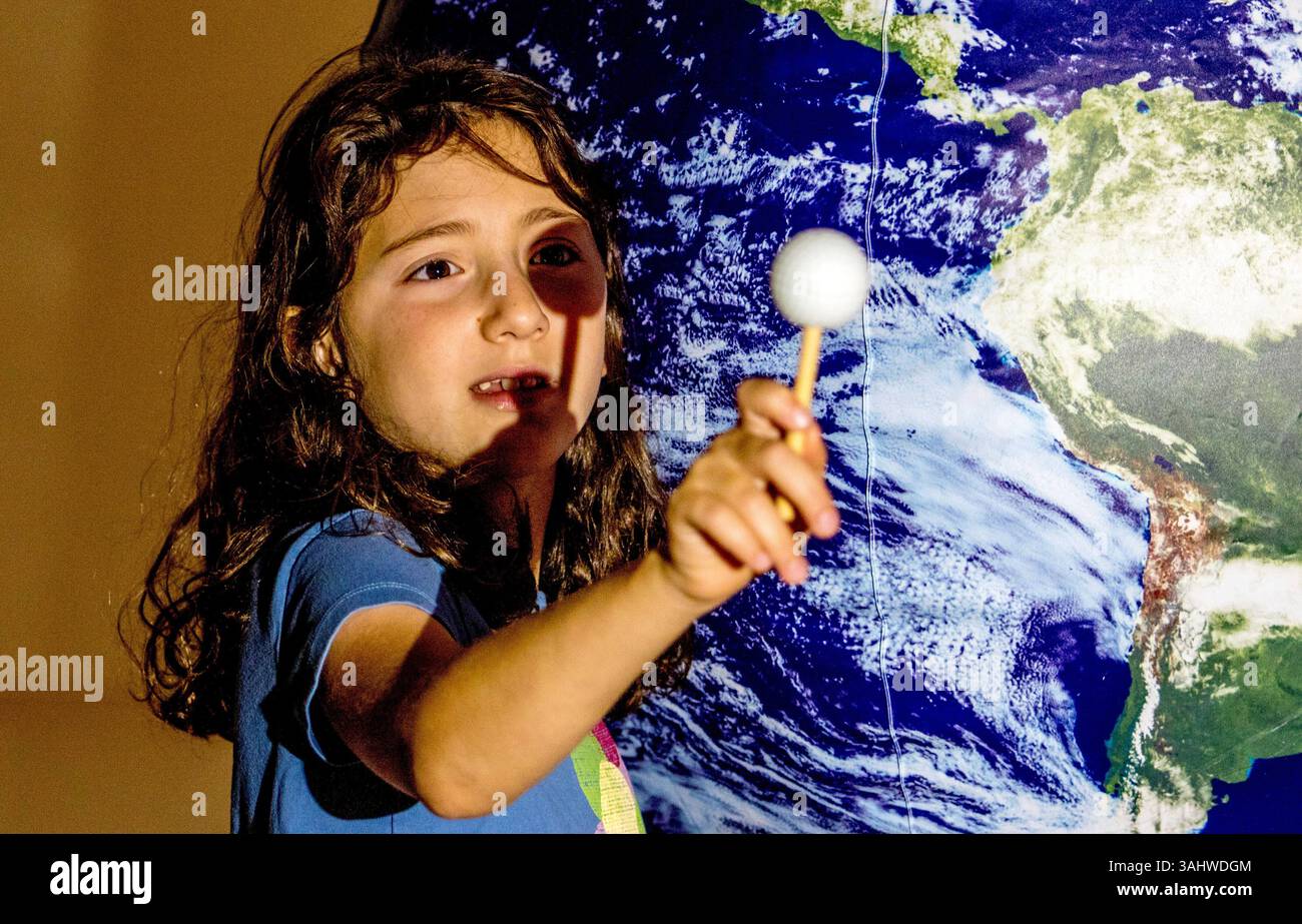 18 août 2017 - Corvallis, Oregon, États-Unis - Cleo Sandler, 8 ans, apprend comment la lune jette une ombre sur la terre lors du Festival OSU150 Space Grant à Corvallis le vendredi 19 août 2017. La prochaine éclipse solaire qui se produira en Oregon se produira lorsque Sandler aura 100 ans, a-t-elle souligné. (Crédit image : © August Frank/Register Guard via ZUMA Wire) Banque D'Images