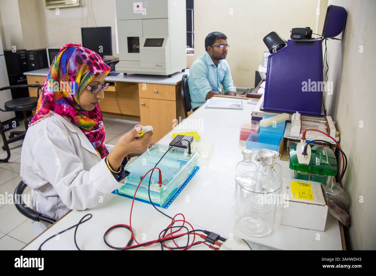 Oct 10, 2016 - Dhaka, Bangladesh - des analyses d'ADN sont en cours au laboratoire ADN de l'hôpital pour enfants de Dhaka. Grâce au diagnostic prénatal en début de grossesse, il est possible de savoir si le fœtus est une thalassémie positive ou non. (Crédit image : © Noor Alam via ZUMA Wire) Banque D'Images