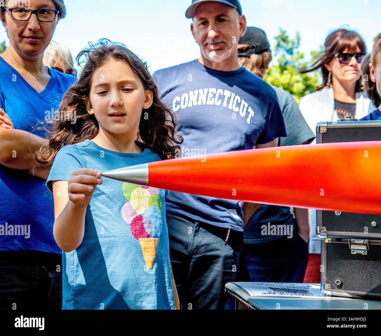 19 août 2017 - Corvallis, Oregon, États-Unis - Cleo Sandler, 8 ans, vérifie la fusée de l'OSU High altitude Rocket Team. La prochaine éclipse solaire qui se produira en Oregon se produira lorsque Sandler aura 100 ans, a-t-elle souligné. (Crédit image : © August Frank/Register Guard via ZUMA Wire) Banque D'Images