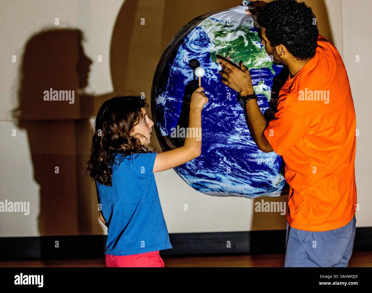 19 août 2017 - Corvallis, Oregon, États-Unis - Cleo Sandler, 8 ans, apprend comment la lune jette une ombre sur la terre lors du Festival OSU150 Space Grant à Corvallis le vendredi 19 août 2017. La prochaine éclipse solaire qui se produira en Oregon se produira lorsque Sandler aura 100 ans, a-t-elle souligné. (Crédit image : © August Frank/Register Guard via ZUMA Wire) Banque D'Images