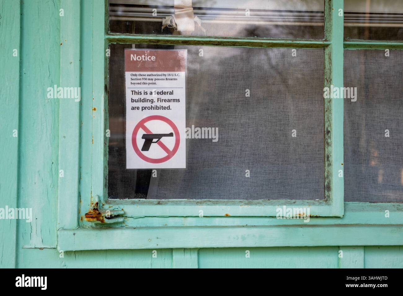 Jackson, Mississippi - Un panneau dans la fenêtre interdit les armes à feu dans le Medgar et Myrlie Evers Home National Monument. Medgar Evers, leader des droits civiques Banque D'Images