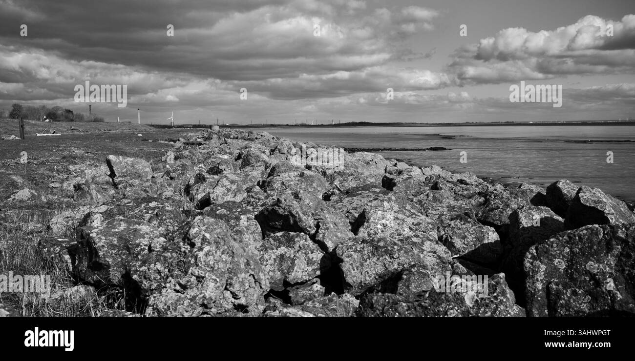 Vue rocheuse sur l'estuaire de la Severn, depuis St brides Newport, pays de Galles du Sud. Banque D'Images