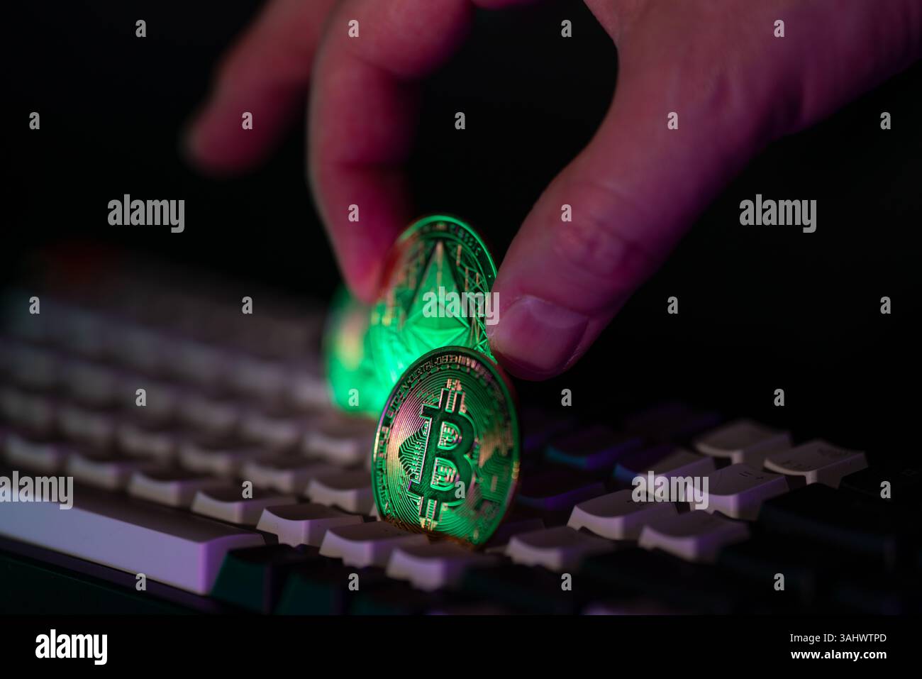 Gros plan des pièces de crypto-monnaie avec la cyberéconomie de main et la sécurité blockchain Banque D'Images