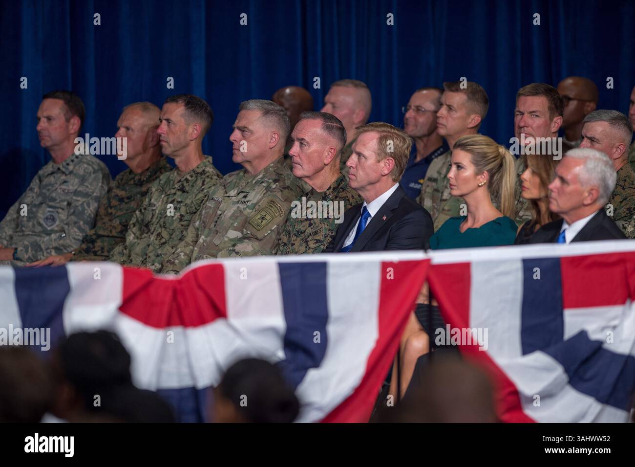21 août 2017 - Arlington, Virginie, États-Unis - (de gauche à droite) commandant du corps des Marines général Robert B. Neller, chef des opérations navales amiral John M. Richardson, chef d'état-major de l'armée Gen. Mark A. Milley, président des chefs d'état-major interarmées Gen. Joseph F. Dunford Jr., secrétaire adjoint à la Défense Pat Shanahan, première fille et conseillère du président Ivanka Trump, première dame Melania Trump, et le vice-président Mike Pence écoutez le président Donald J. Trump s'adresser à la nation sur la stratégie de l'Asie du Sud à Conmy Hall sur Fort Myer (crédit image : © Amber I. Smith/DOD via ZUMA Wire Banque D'Images