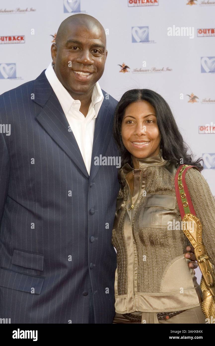 10 juillet 2005 - Pacific Palisades, Californie, États-Unis - 9 juillet 2005 - Pacific Palisades, Californie - Earvin ''Magic'' Johnson and Wife Cookie. Hollyrod's Designcure célèbre son 'Lucky Seven' avec des performances de Kenneth ''Babyface'' Edmonds & Brian Culbertson et mettant en vedette le défilé de mode avec la créatrice Pamela Dennis qui a lieu dans la maison de Sugar Ray Leonard. Crédit photo : Zach Lipp/AdMedia Banque D'Images