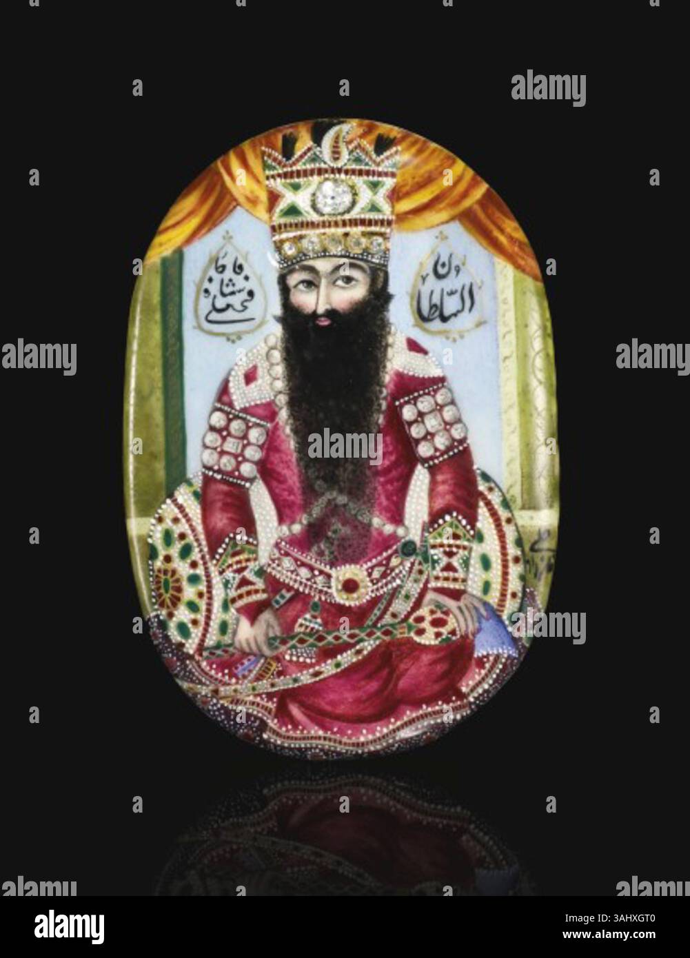 Ce médaillon de portrait émaillé et orné de bijoux de Fath 'Ali Shah, créé vers 1810-1820, représente le souverain Qajar assis et entouré de détails complexes, y compris des diamants et des pierres colorées. Il souligne l'opulence de la dynastie Qajar et comprend des inscriptions de son titre et de la signature de l'artiste. Banque D'Images Ce médaillon de portrait émaillé et orné de bijoux de Fath 'Ali Shah, créé vers 1810-1820, représente le souverain Qajar assis et entouré de détails complexes, y compris des diamants et des pierres colorées. Il souligne l'opulence de la dynastie Qajar et comprend des inscriptions de son titre et de la signature de l'artiste. Banque D'Images