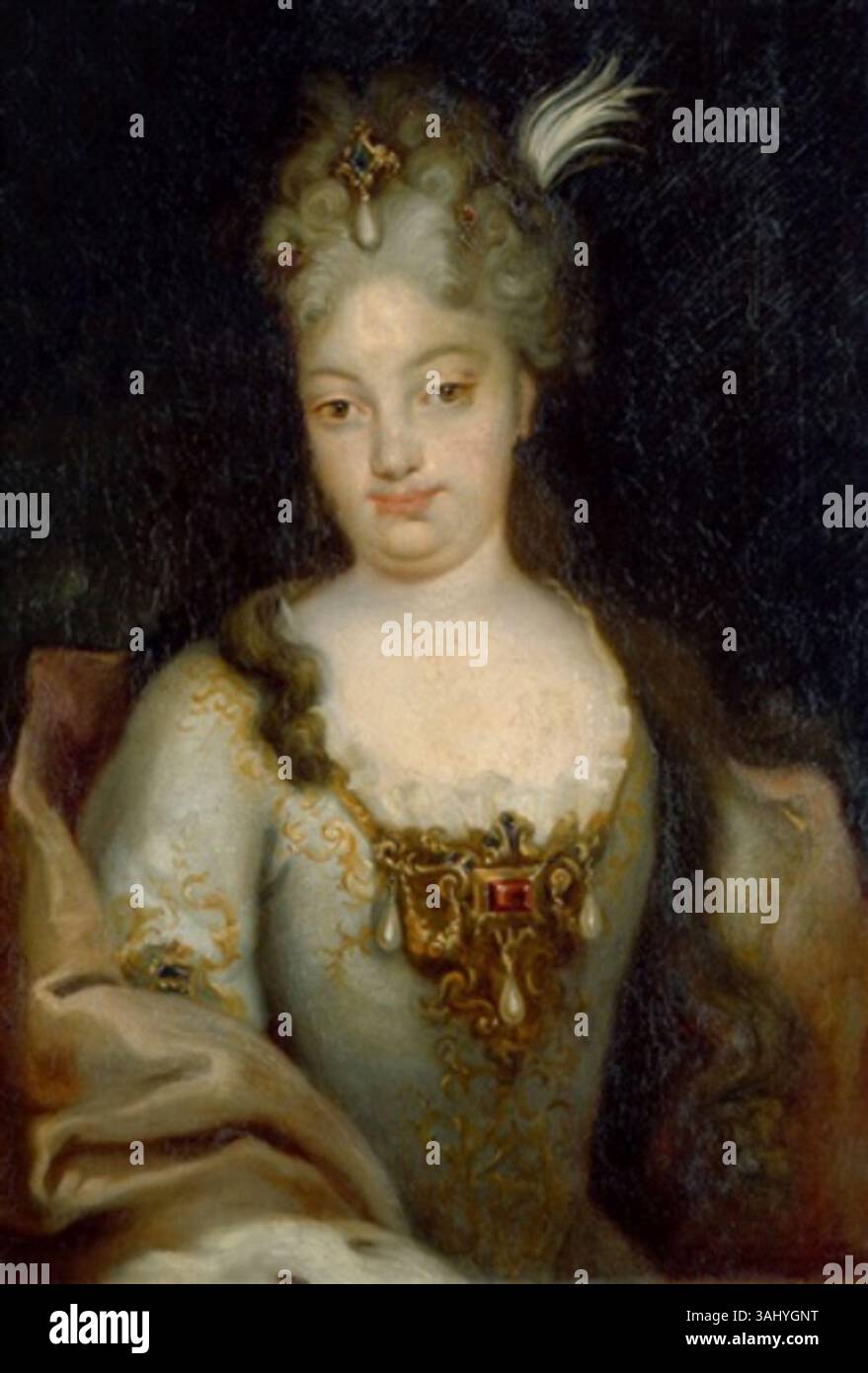 Ce tableau du XVIIIe siècle, attribué à un disciple de George Desmarées, représente une noble vêtue d'une robe ornée de perles. Le sujet, habillé en tenue royale, incarne la mode aristocratique de l'époque. Banque D'Images