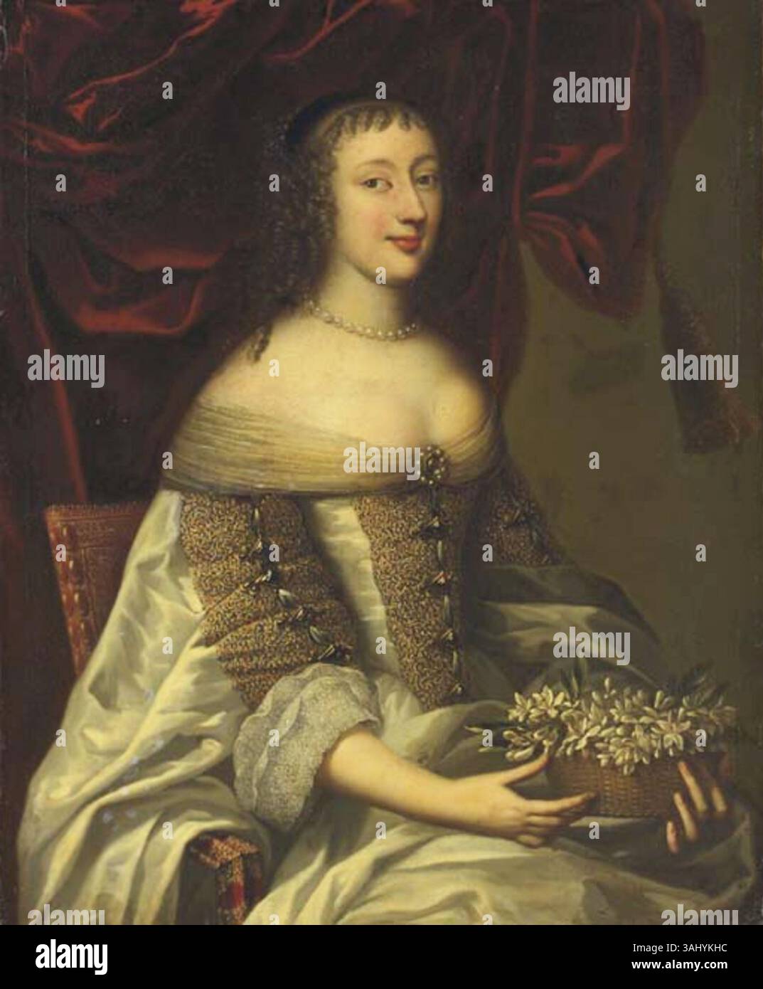 Ce portrait du XVIIe siècle, attribué au cercle de Jean Nocret, représente une femme tenant un panier de fleurs. L'œuvre reflète l'élégance et la beauté de l'époque, mettant en valeur la mode et le style portrait de l'époque. Banque D'Images