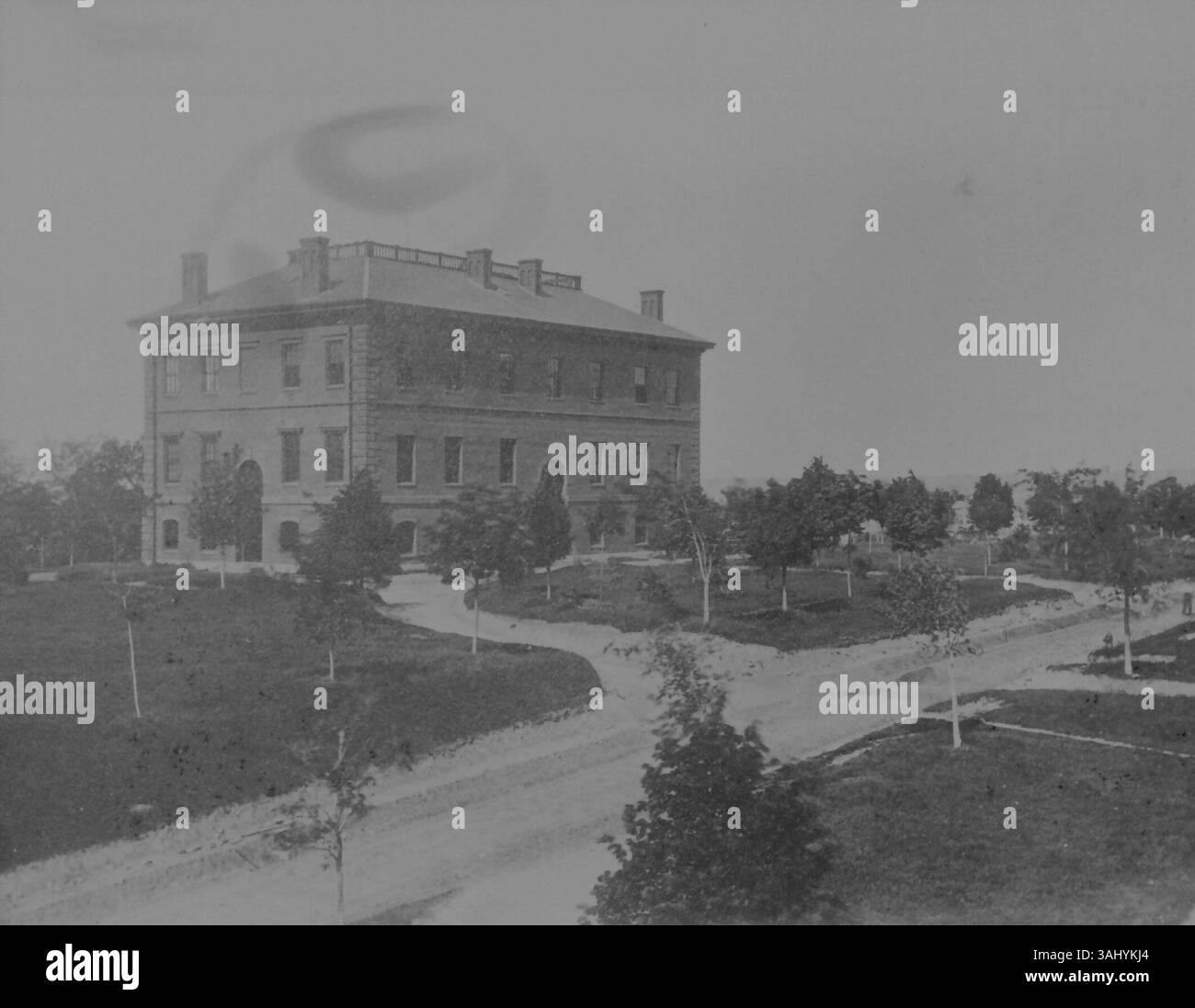 Cette photographie de 1863 par Edwin B. Rollins offre une vue de Ballou Hall depuis East Hall à l'Université Tufts. Il capture le style architectural et le paysage primitif de l'université. Banque D'Images