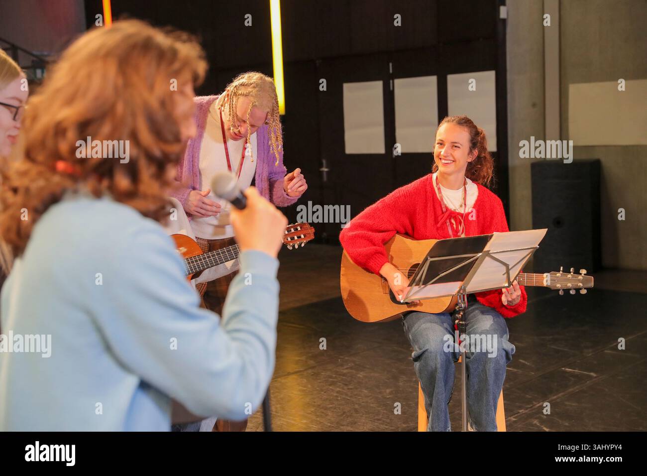 Les personnes handicapées répètent de la musique sur scène Banque D'Images