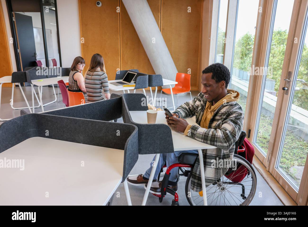 Collègues handicapés dans le bureau moderne Banque D'Images