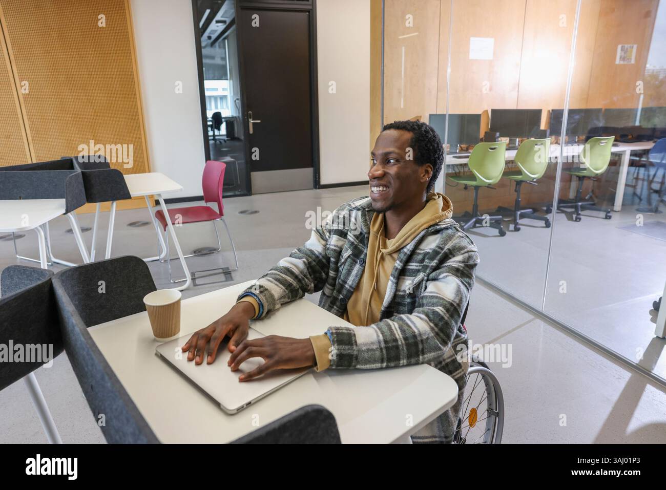 Homme en fauteuil roulant assis dans le bureau Banque D'Images