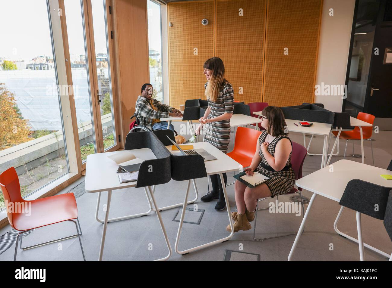 Collègues handicapés dans le bureau moderne Banque D'Images
