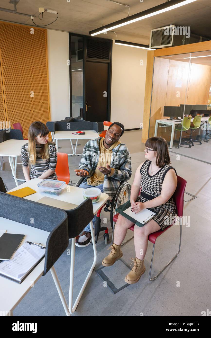 Collègues handicapés dans le bureau moderne Banque D'Images
