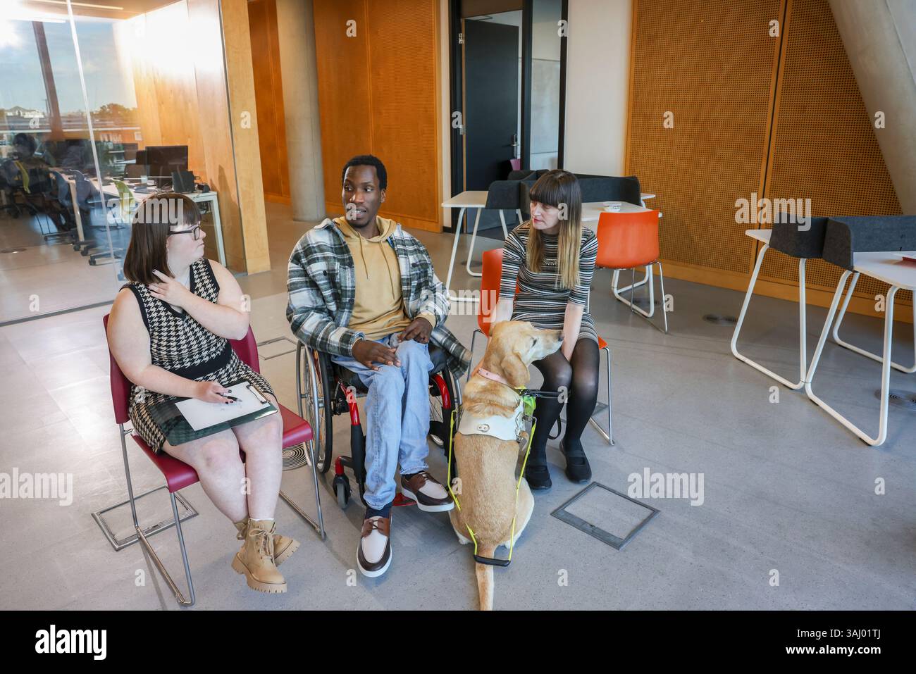 Collègues handicapés dans le bureau moderne Banque D'Images