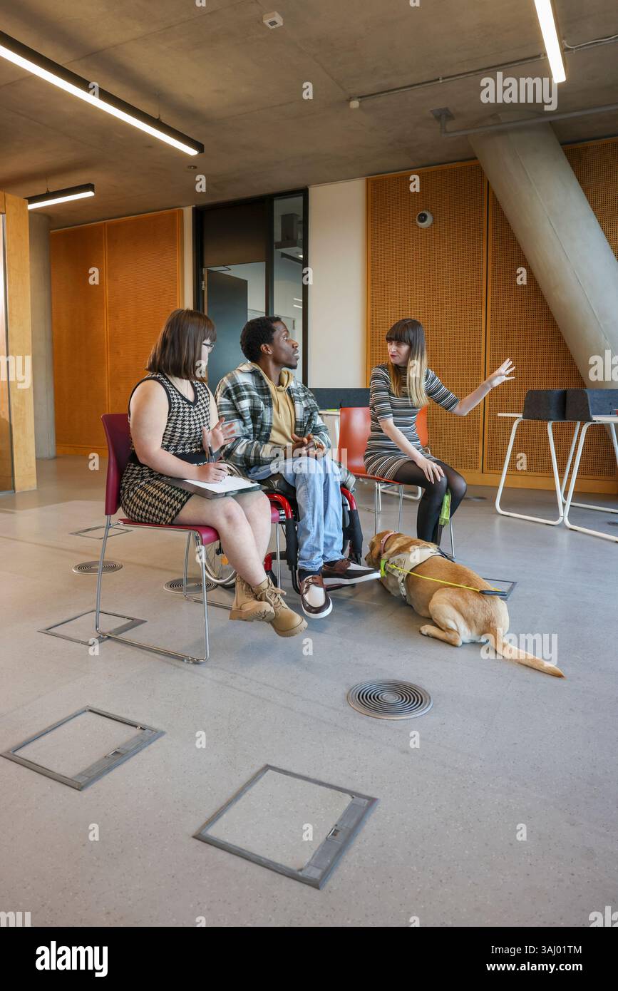 Collègues handicapés dans le bureau moderne Banque D'Images