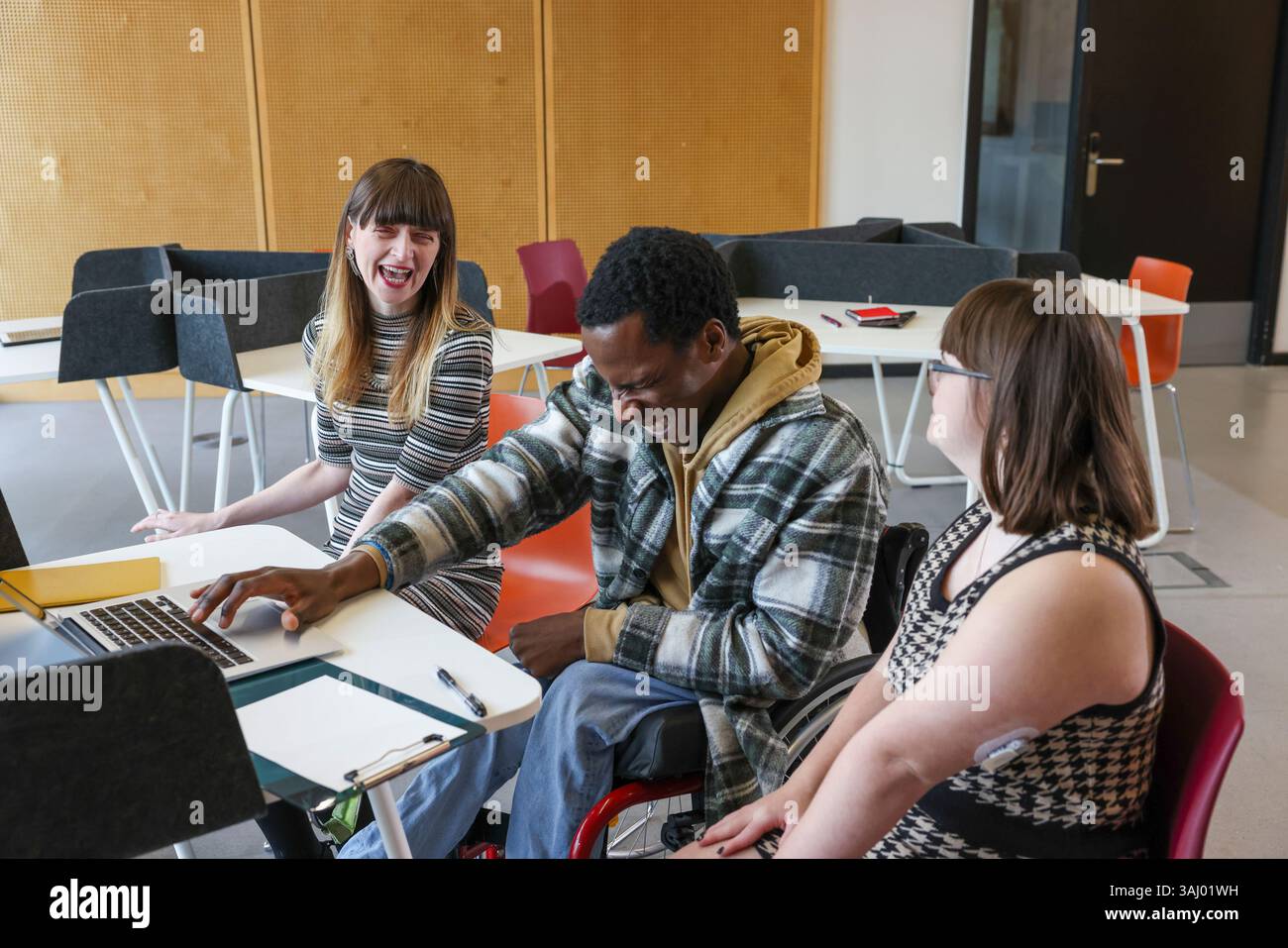 Collègues handicapés dans le bureau moderne Banque D'Images