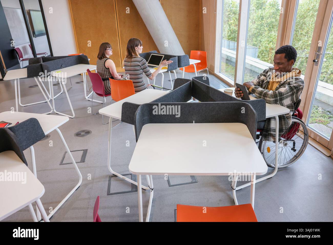 Collègues handicapés dans le bureau moderne Banque D'Images