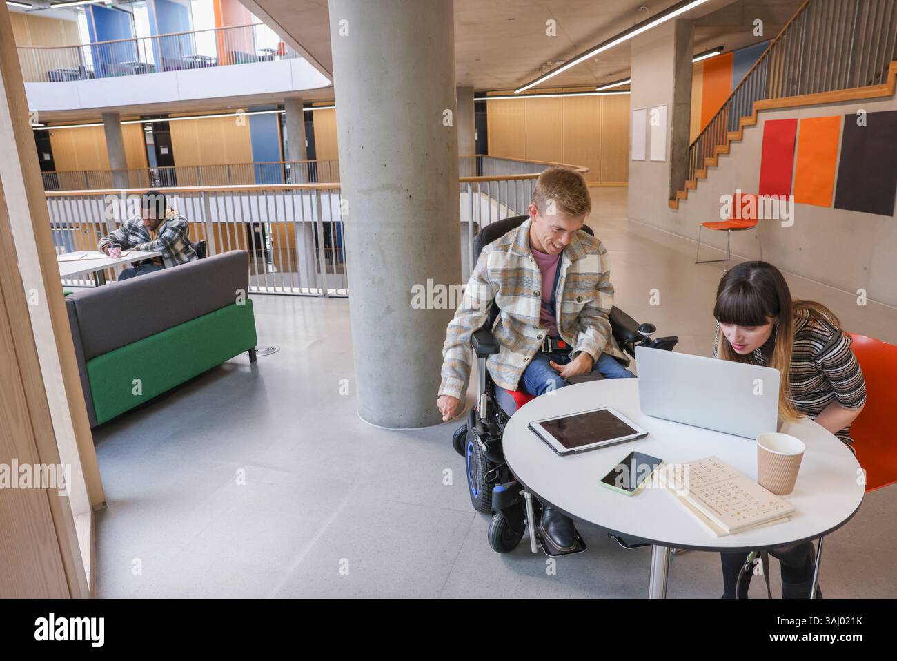 Collègues handicapés au bureau Banque D'Images