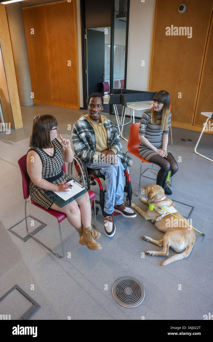 Collègues handicapés dans le bureau moderne Banque D'Images