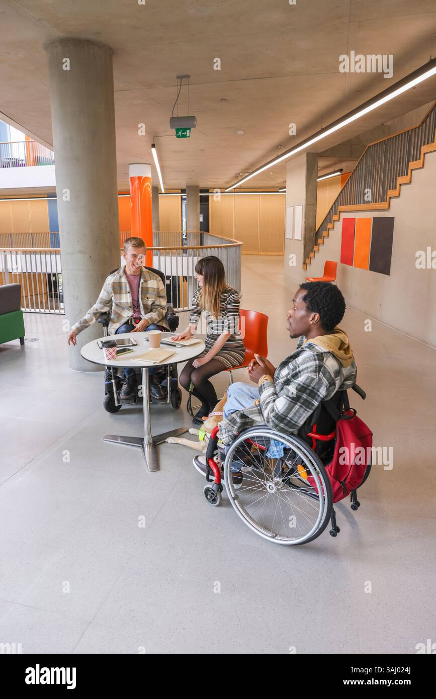 Collègues handicapés au bureau Banque D'Images