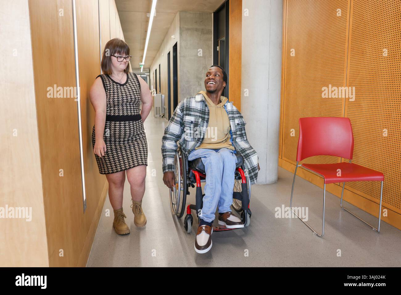 Collègues handicapés dans le bureau moderne Banque D'Images