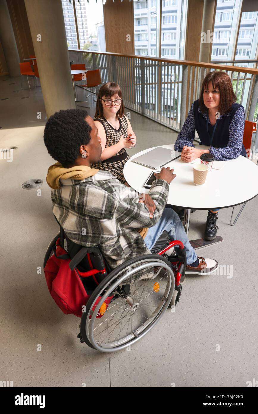 Collègues handicapés à table au bureau Banque D'Images