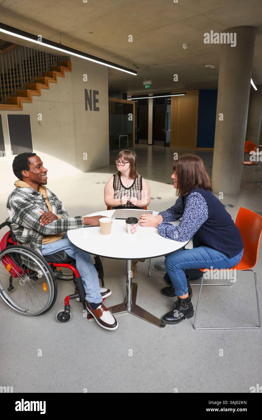 Collègues handicapés à table au bureau Banque D'Images