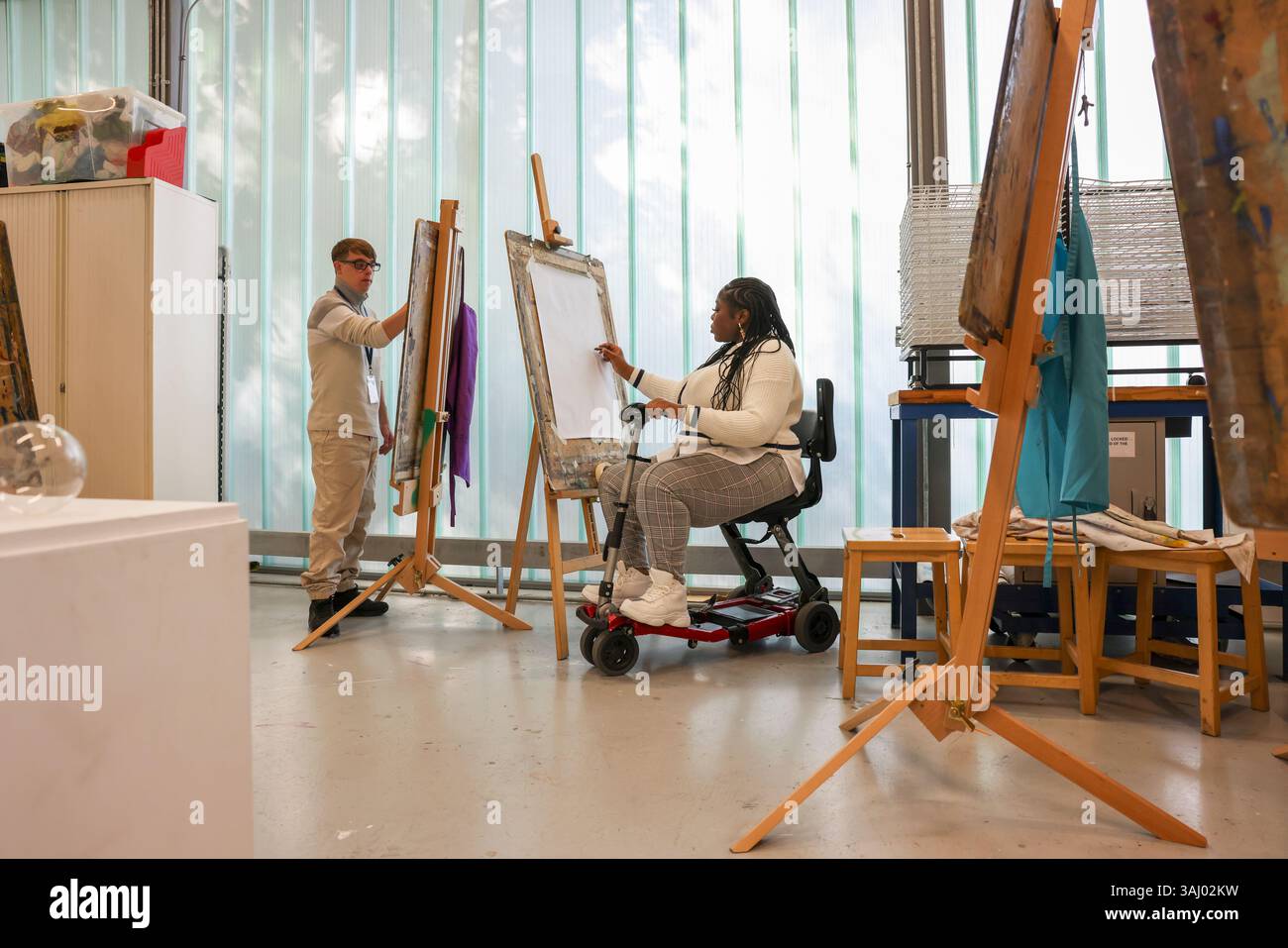 Personnes handicapées dessinant en atelier Banque D'Images